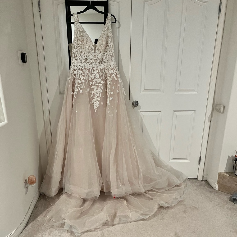 Brand- BHLDN A-Line Wedding dress Size -16W. True to size. Never worn.
